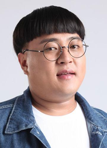 刘明