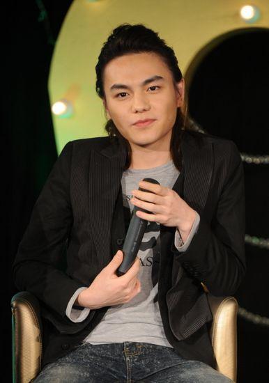 李巍